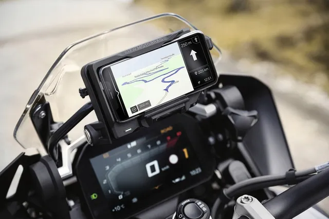 BMW Motorrad ConnectedRide Cradle на матацыкле BMW