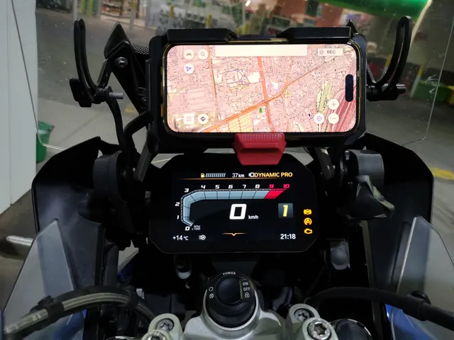 iPhone з мапай у падстаўцы FoxWolf над TFT-экранам BMW iPhone з мапай у падстаўцы FoxWolf над TFT-экранам BMW