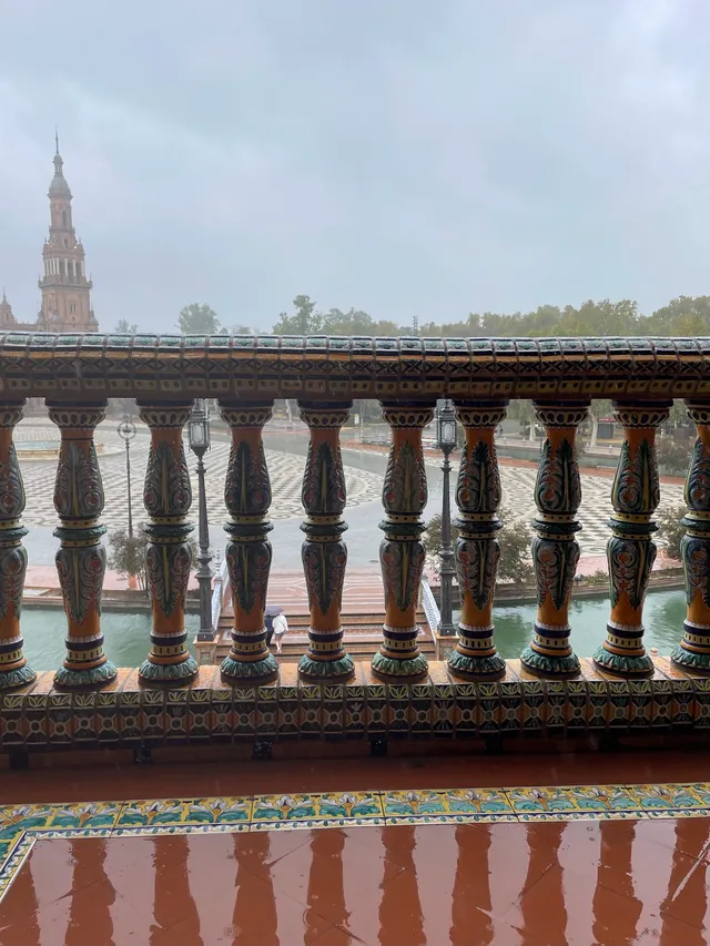 Керамічная балюстрада Plaza de España пад дажджом