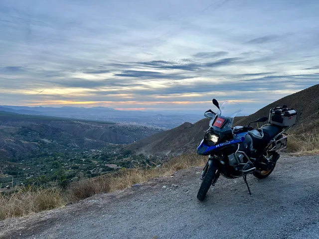 BMW R1250GSA на аглядальным пункце над далінай Гранады