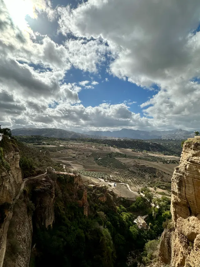 Від з моста Puente Nuevo на даліну і каньён