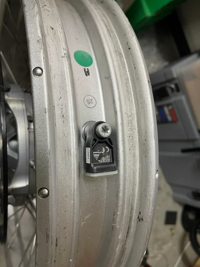 Чуйнік TPMS схаваны ўнутр вобада