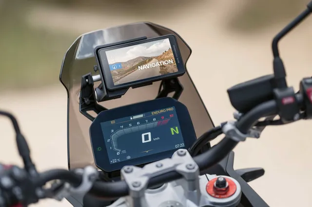 BMW Motorrad ConnectedRide Navigator над TFT-экранам матацыкла BMW