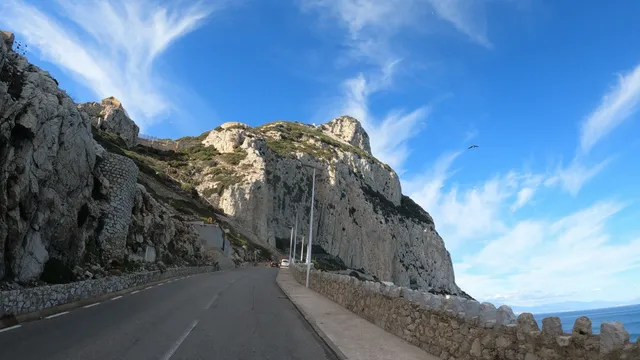 Дарога назад уздоўж скалы, мора справа