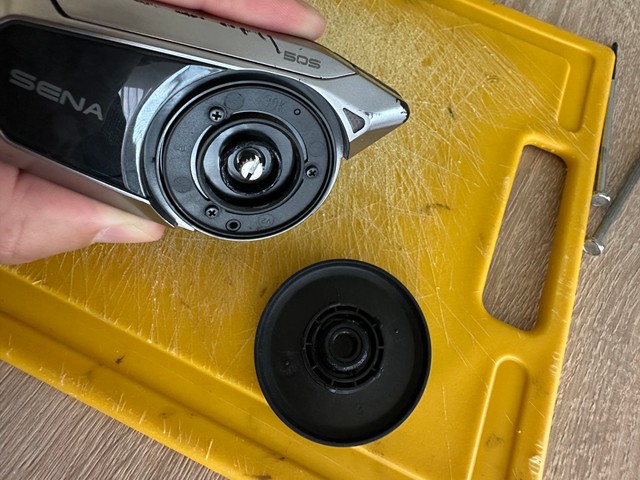 Тут нічога ня трэба адкручваць. Уважліва каб не ўлезьць у сілікон, якім там усё нашмаравана