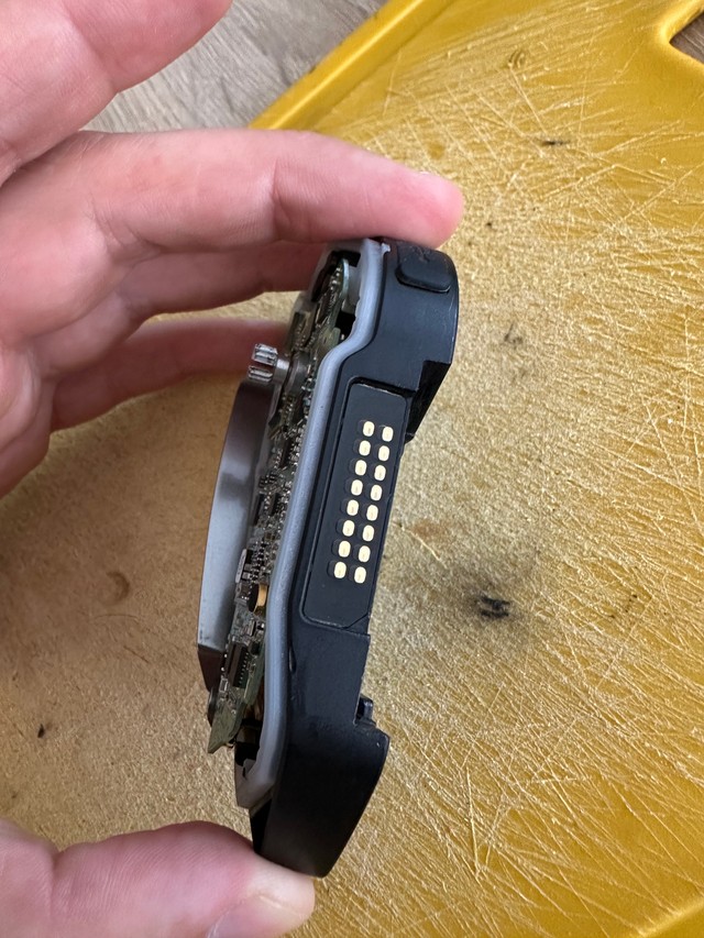 Наступны крок - трэба адлучыць канэктары ад галоўнай платы, бо яны фіксуюць яе знізу