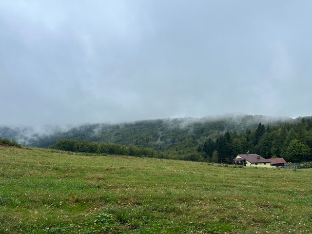 Дождж сконьчыўся і навокал з-пад туману пачалі з'яўляцца горы