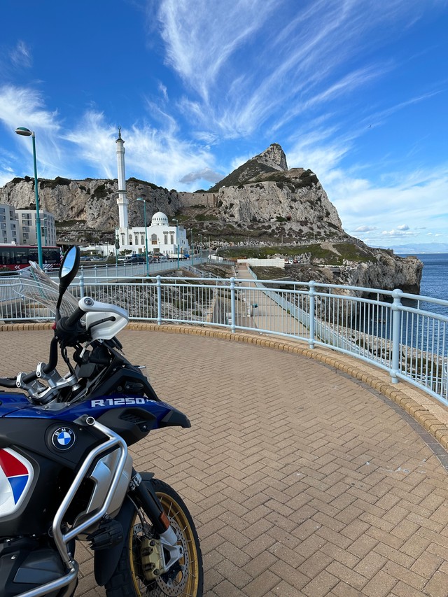 Трошкі дзіўна было пабачыць тут вялічэзную мячэць