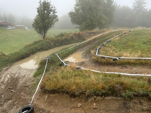 Траса выглядала складанай, нават калі было б суха