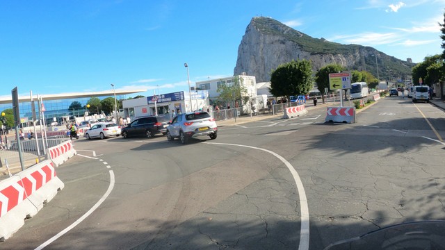 Будынак аэрапорту стаіць проста ля мяжы