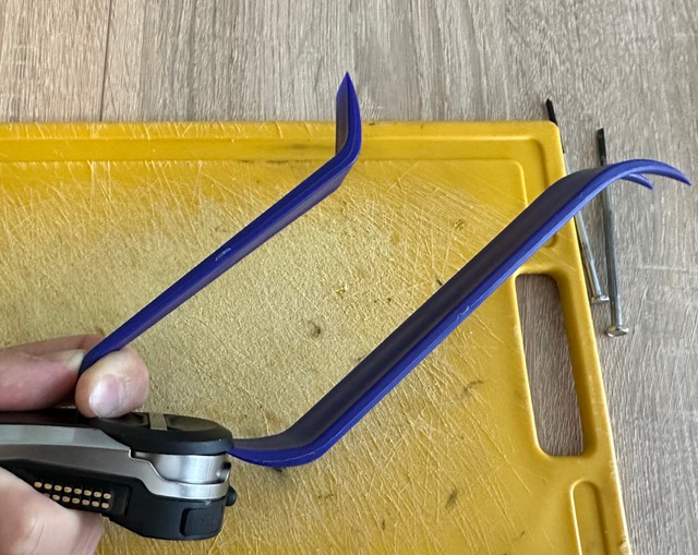 Сцягваць кола трэба акуратна, без надмернай сілы, пакручваючы ў розныя бакі