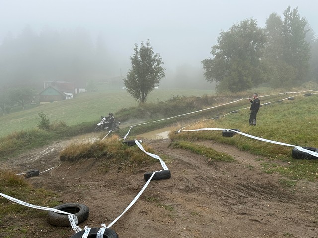 Матацыклы ў вадзе амаль па самыя цыліндры
