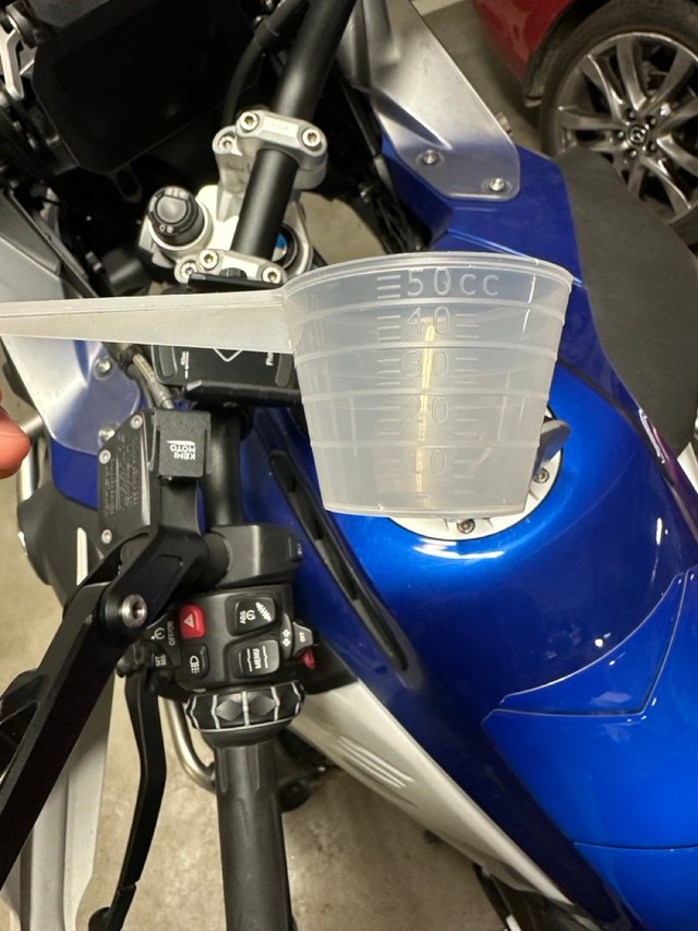 Флакон непразрысты, таму прыйшлося адмерыць палову пры дапамозе меркі