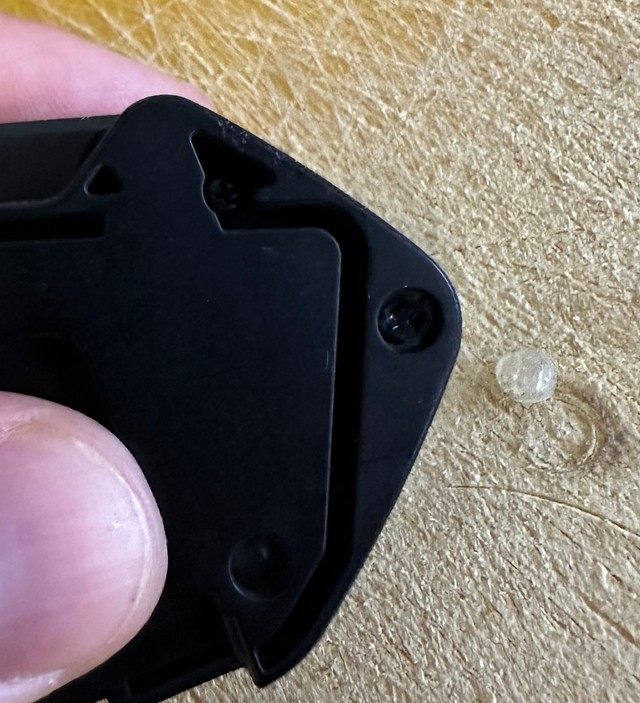 Сілікон лёгка выдаліць з дапамогай тонкай шрубоўкі ці шыла