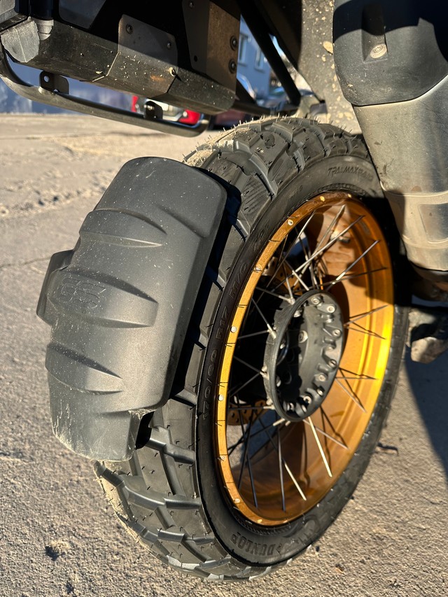 Замантаваная новая задняя шына