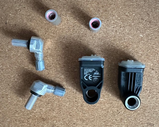 Кутныя вентылі 36 31 8 388 689 разам з чуйнікамі TPMS