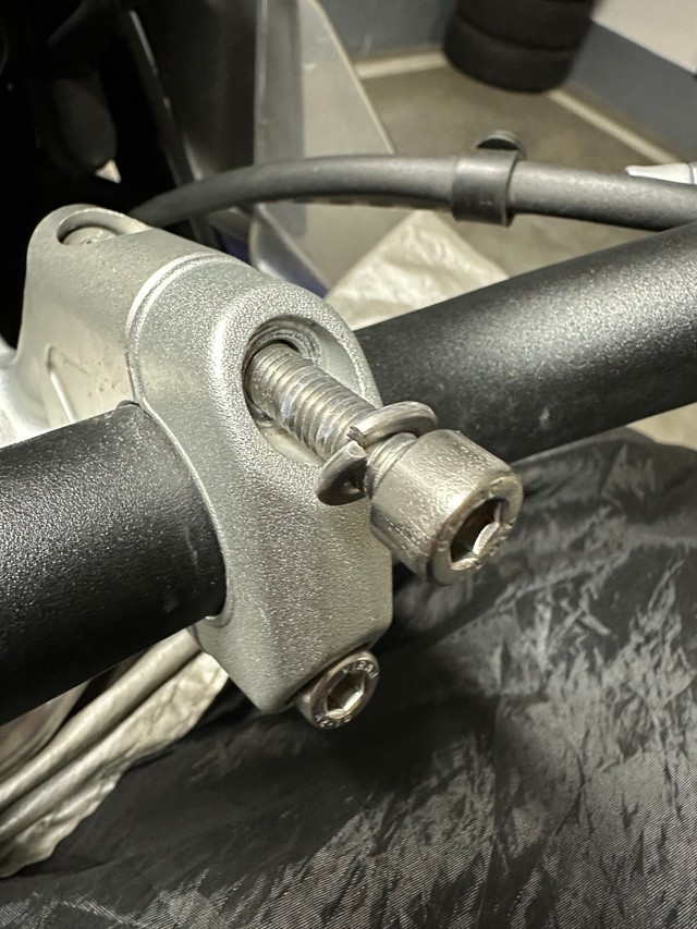 Замацоўваем руль арыгінальным канчатковым мацаваньнем