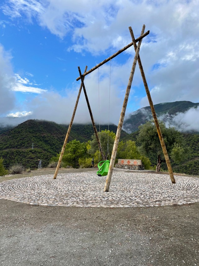 На вяршыне знаходзяцца арэлі, на якіх можна пахістацца