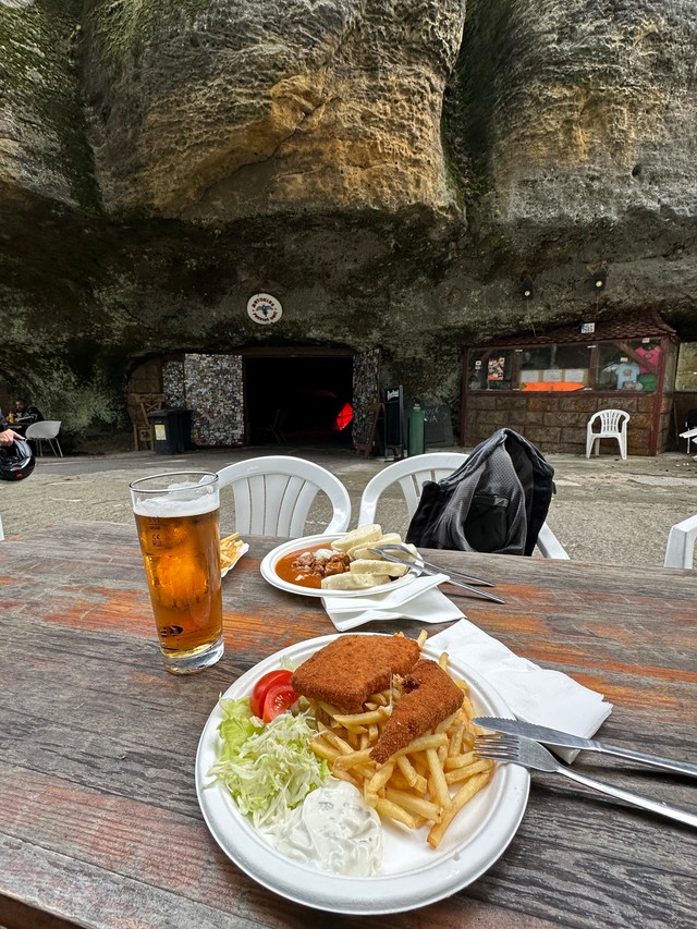 Можна перакусіць, папіць кавы/піва альбо заехаць сваім матацыклам унутры пячоры