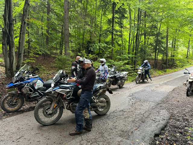 Наша чацьвёрка ішла ўжо амаль астатняя, таму мы моцна здзівіліся, што арганізатары ўвогуле яшчэ былі на месцы.
