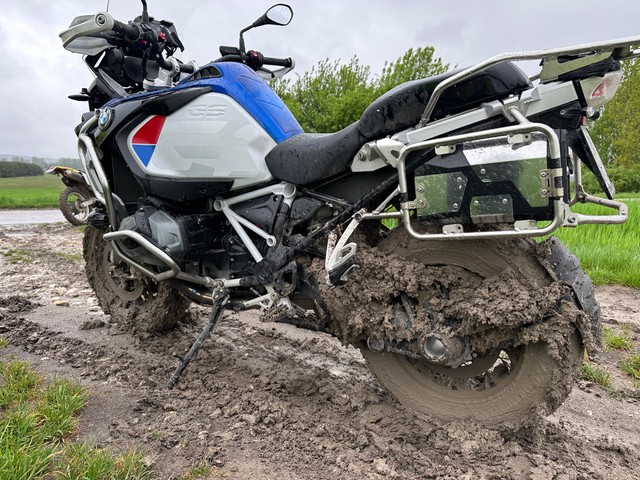 Для такой язды па балотах трэба мець матацыкл па-лягчэй ды больш шыпастыя шыны, без кампрамісаў