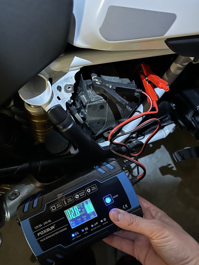 Правяраем напружаньне АКБ у спакоі - 12.8V, выглядае быццам усё добра Правяраем напружаньне АКБ у спакоі - 12.8V, выглядае быццам усё добра