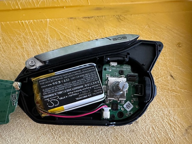 Прабуем ўставіць новую батарэйку.