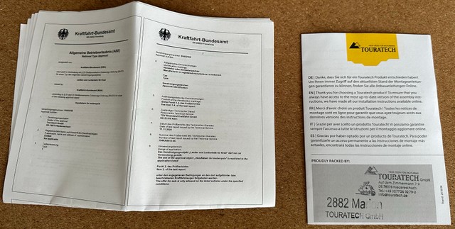 З інструкцыяй і кіпай паперак з сертыфікатамі якасьці