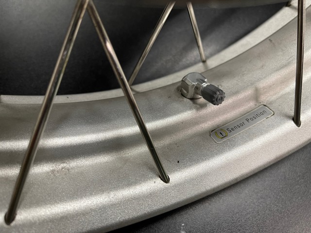 Вентыль глядзіць у права(ад кірунку руху)