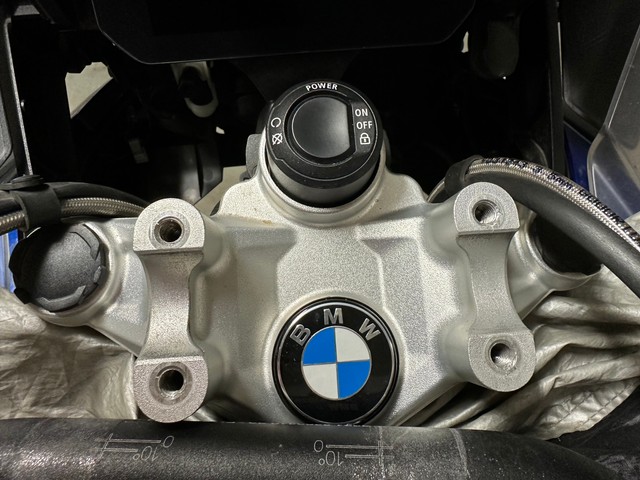 Здымаем арыгінальнае мацаваньне руля