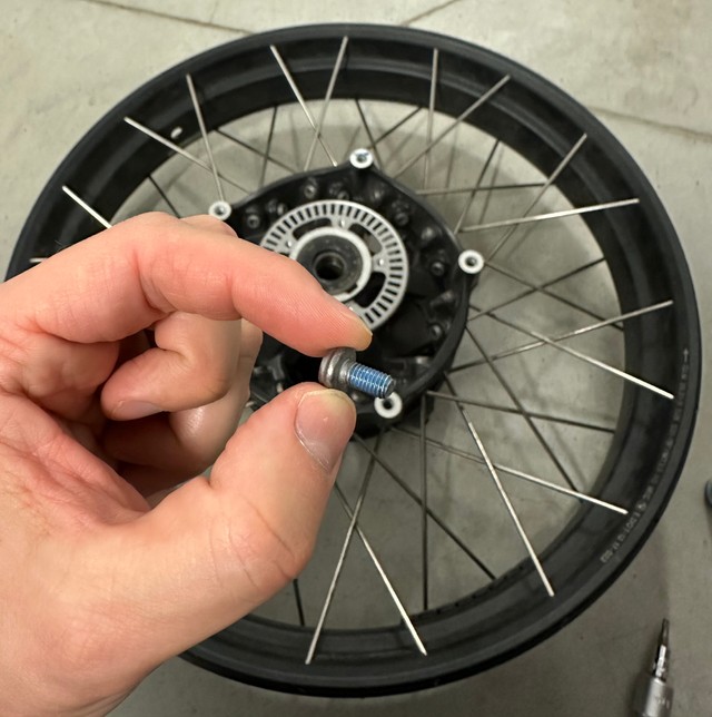 Ніт вобаду спідометра разам з клеем