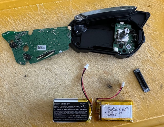 Батарэйка прыклеена на двухбаковы скотч