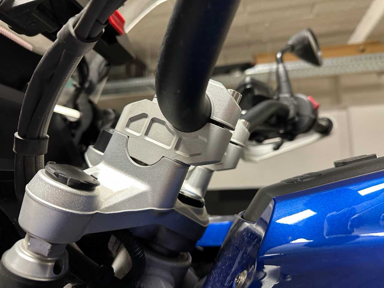 Прастаўкі пад руль: безыменны кітаец vs Touratech