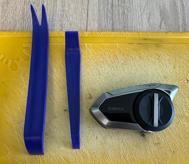 Далей спатрэбяцца плястыкавыя лапаткі каб зняць кола кіраваньня інтэркома