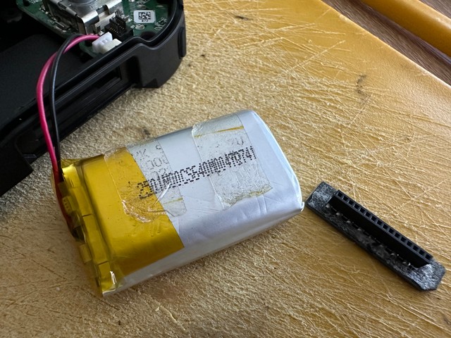 У мяне не было пад рукой такога тонкага двухбаковага скотчу, таму прыйшлося адляпіць са старой батарэйкі і прыляпіць на новую