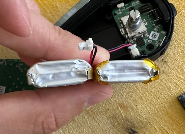 Відаць, што новая батарэйка крыху большая, чым старая