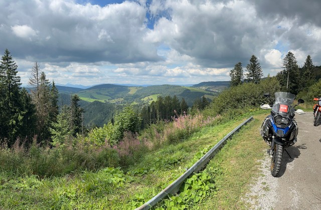 Аглядальны пункт на Квачанскую даліну на дарозе 584