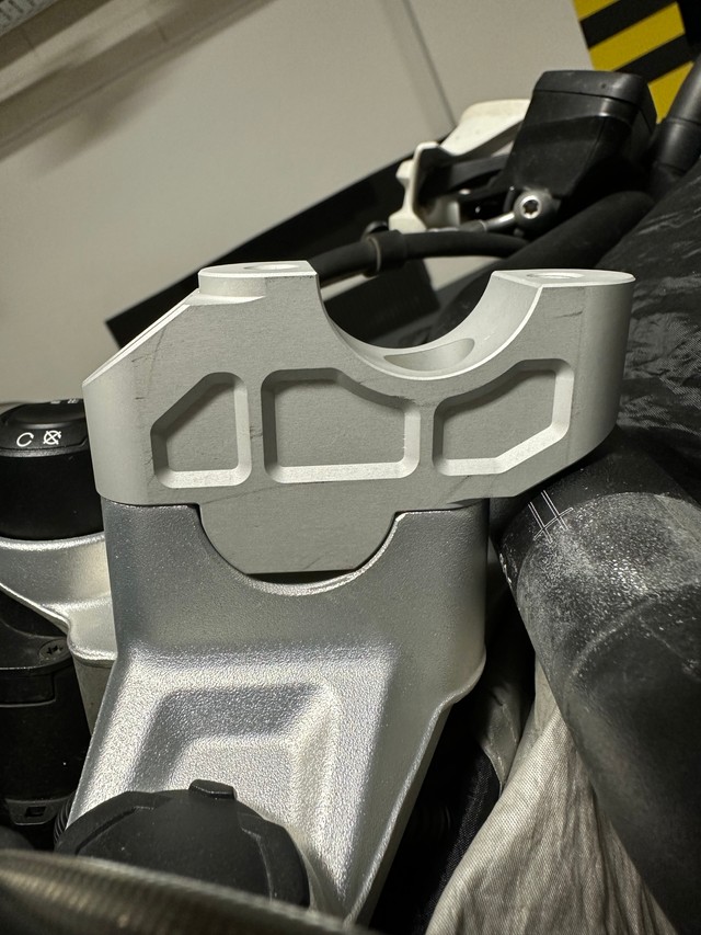 Метал канешне сільна адрозьніваецца ад матэрыялу траверсы руля.