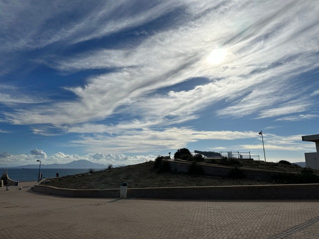 Гармата, якая глядзіць на пратоку ў бок Афрыкі